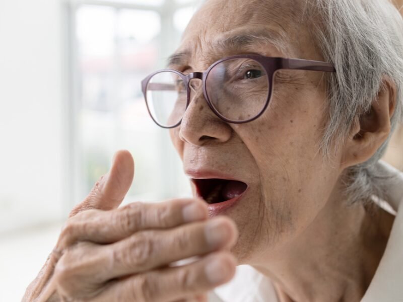 Mujer mayor respirando con dificultad