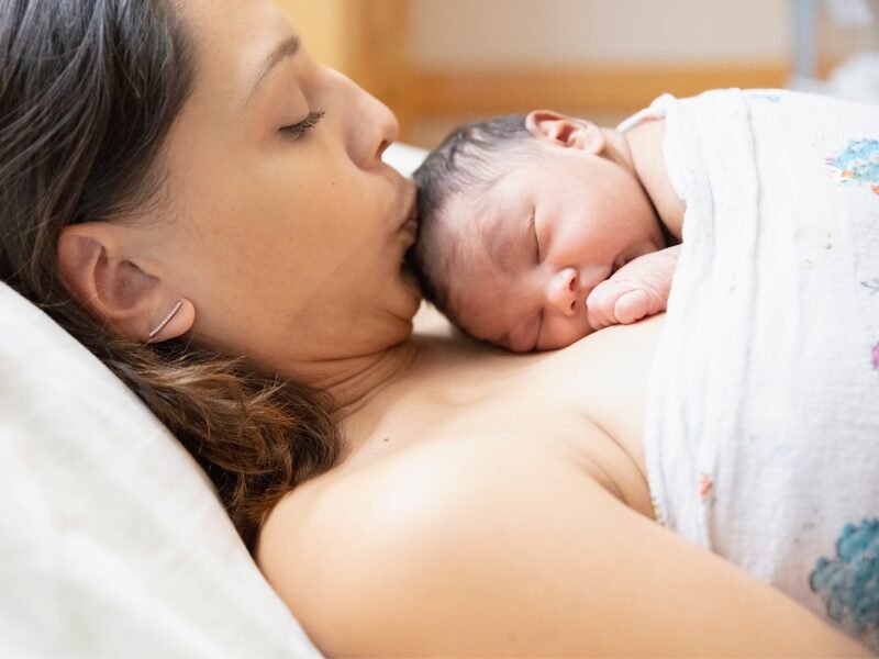 Mamá con su bebé recién nacido en brazos